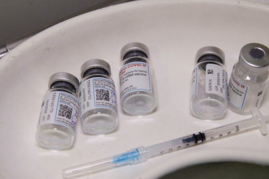 ΠΦΣ: Δεν γίνεται επιλογή εμβολίου κατά της COVID -19 στα φαρμακεία