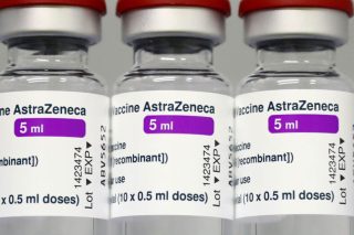 Το εμβόλιο της AstraZeneca εξακολουθεί να ανησυχεί τις Βρυξέλλες
