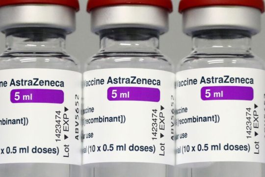 Γαλλία: Πιθανότατα η Ε.Ε. δεν θα ανανεώσει τα συμβόλαια με AstraZeneca και J&J
