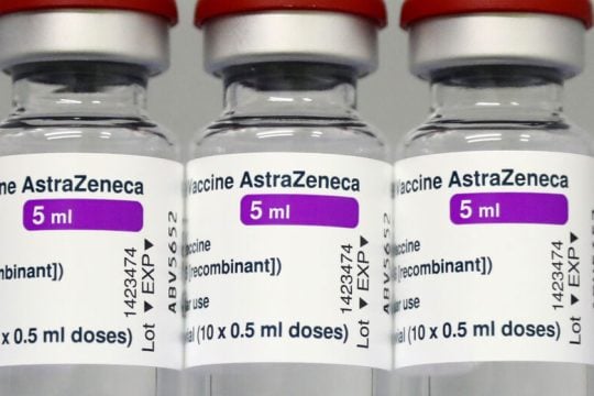 Ποιος φταίει που ο κόσμος διστάζει να εμβολιαστεί με AstraZeneca