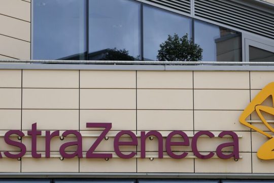 Νέες καθυστερήσεις: Τα μισά εμβόλια παραδίδει η AstraZeneca στην Ε.Ε.