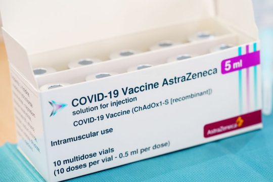 Διαψεύδει η AstraZeneca τα περί αναπάντητου τελεσιγράφου για τα εμβόλια
