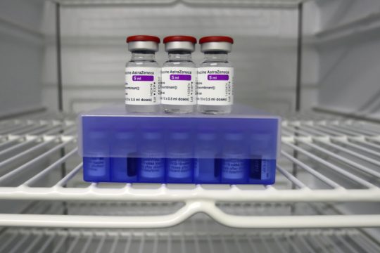 Covid-19: Δεν συστήνει εναλλαγή δόσεων των εμβολίων ο ΠΟΥ