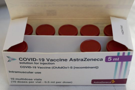 «Ολα ανοιχτά» λέει η Ε.Ε. για την AstraZeneca
