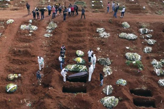 Έρευνα για τη διαχείριση της πανδημίας στη Βραζιλία, νέο ρεκόρ θανάτων
