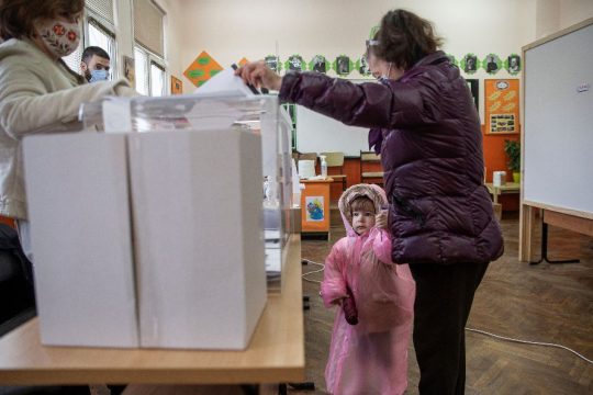 Διακομματική κυβέρνηση με τεχνοκράτες προτείνει ο Μπορίσοφ