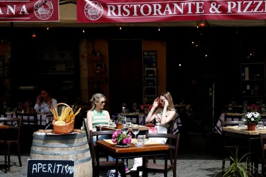 Η Ευρώπη χαλαρώνει τα μέτρα