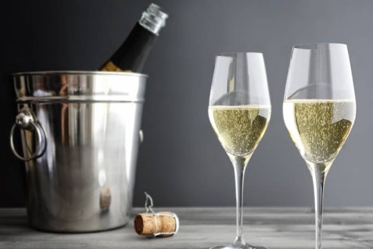 Εισαγγελική έρευνα στη Γαλλία για «παράνομα» γκουρμέ γεύματα εν μέσω πανδημίας