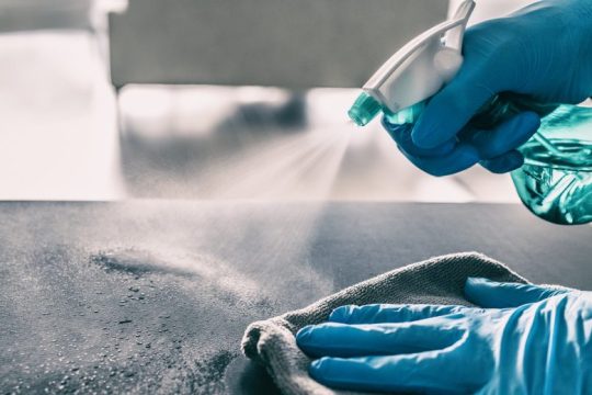 Το CDC για τη συχνή απολύμανση των επιφανειών