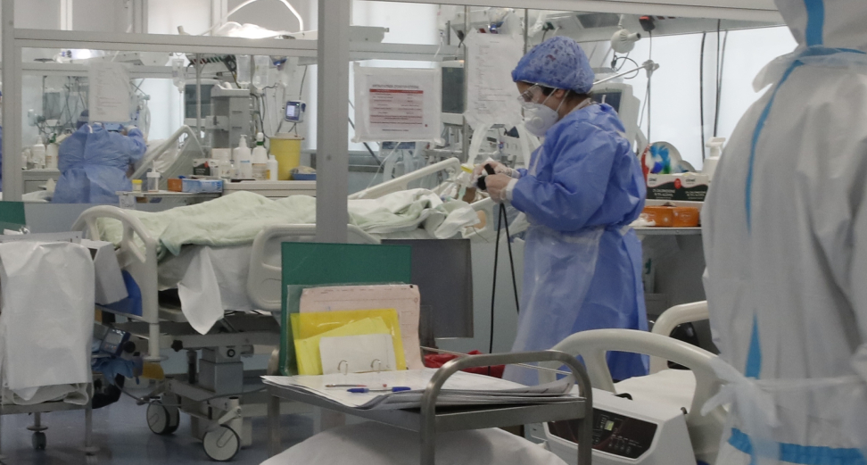 Από ρεκόρ σε ρεκόρ οι διασωληνώνεις