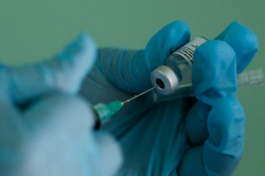 Από σήμερα κλείνουν ραντεβού για εμβόλιο οι 65 με 69 ετών