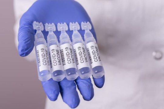 Εμβόλια από κάθε διαθέσιμη πηγή τώρα!
