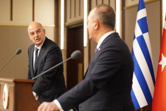 Έντονη αντιπαράθεση Δένδια – Τσαβούσογλου σε ζωντανή μετάδοση