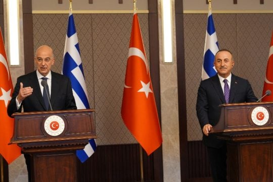 Οι αντιδράσεις της αντιπολίτευσης για τη συνάντηση Δένδια – Τσαβούσογλου