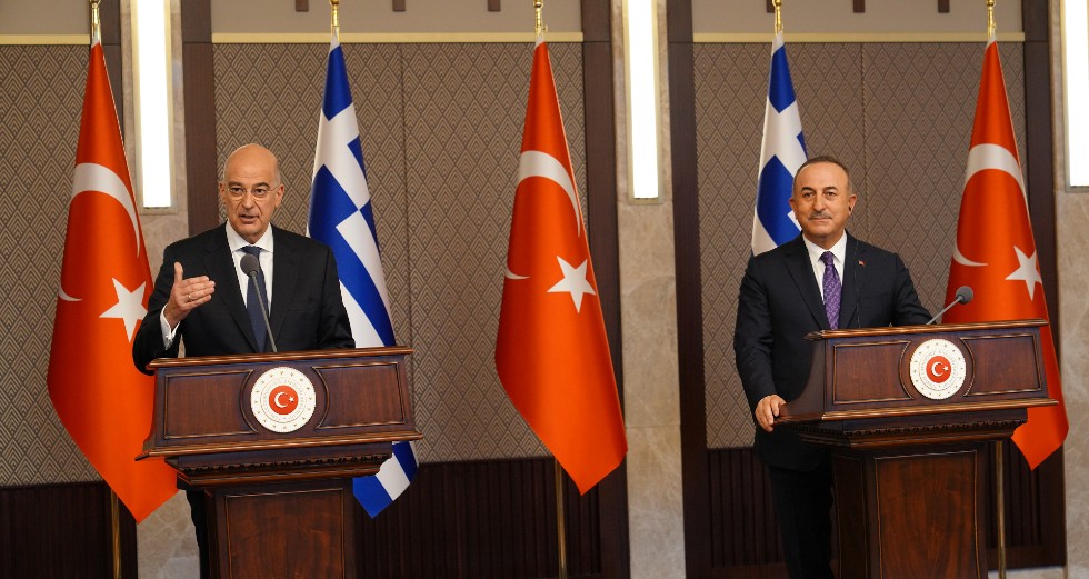 Οι αντιδράσεις της αντιπολίτευσης για τη συνάντηση Δένδια – Τσαβούσογλου