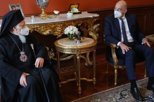 Συνάντηση Δένδια – Πατριάρχη εν αναμονή του τετ-α-τετ με Τσαβούσογλου