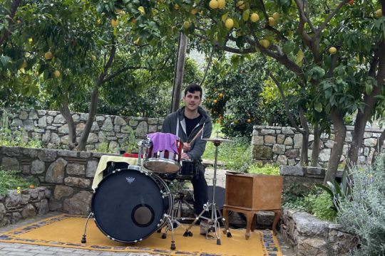 Ντραμς ανάμεσα στις πορτοκαλιές…