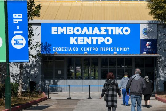 Eπιτελικός εμπαιγμός ο μη εμβολιασμός ξένων κατοίκων