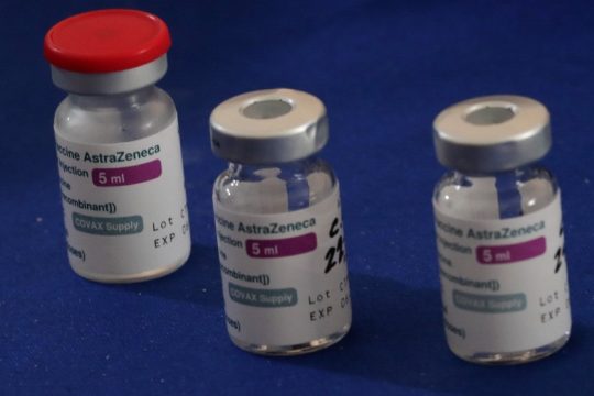 Με την «υπό διωγμό» AstraZeneca ανοίγουν τα ραντεβού για τις νέες ηλικιακές ομάδες