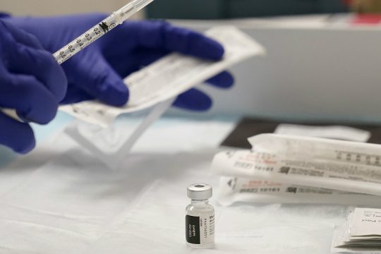 Αίτημα Pfizer στον ΕΜΑ για εμβολιασμό παιδιών 12-15 ετών