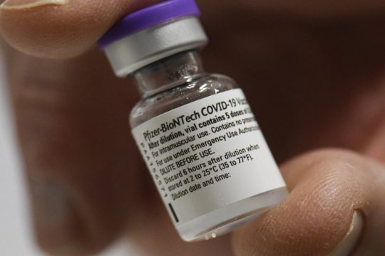 Σχοινάς: Διαπραγματεύσεις πλέον μόνο με τη Pfizer