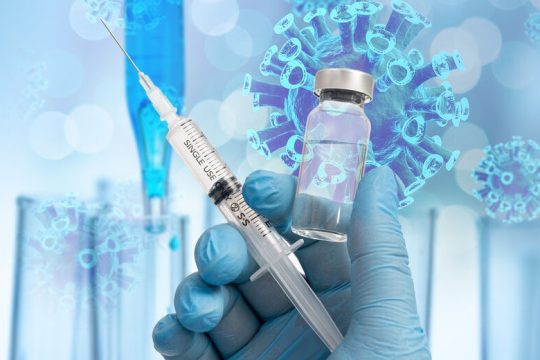 Υποχρεωτικός εμβολιασμός για την «ελευθερία» ή εμβολισμός της ελευθερίας;