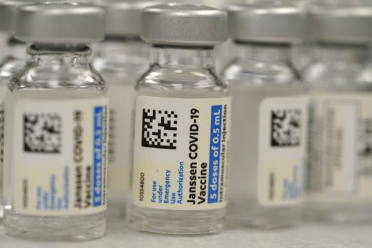FDA: Δεν έχει διαπιστωθεί σύνδεση μεταξύ θρομβώσεων και του εμβολίου της J&J
