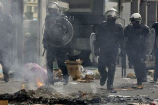 Ξύλο… λόγω Πρωταπριλιάς