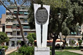 Εργασία: 98 χρόνια και 2 μήνες πίσω