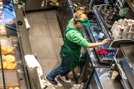 ΓΣΕΕ: Το 40% των εργαζομένων δηλώνει ότι δεν πληρώνεται τις υπερωρίες του