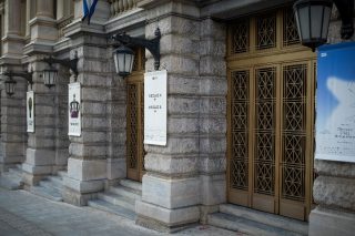 «Αναλαμβάνεται» το Εθνικό Θέατρο