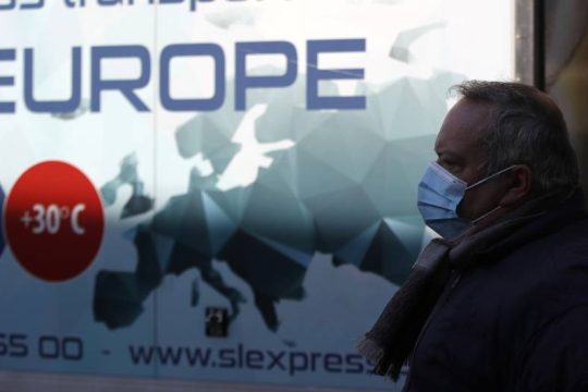 ΠΟΥ: Έξαρση τον τελευταίο μήνα στην Ε.Ε., απαράδεκτα αργοί οι εμβολιασμοί