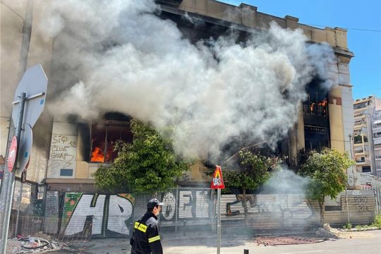 Μεγάλη φωτιά σε εγκαταλελειμμένο κτίριο στον Πειραιά