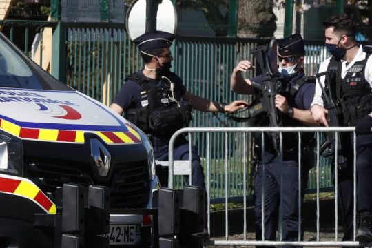 Στην Αντιτρομοκρατική η έρευνα για τη δολοφονία αστυνομικού στη Γαλλία