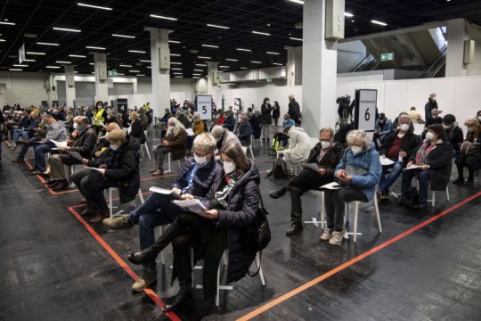 Διαφορετικά εμβόλια για τους κάτω των 60 ετών και στη Γερμανία
