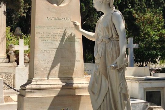 «Άλλ’ αντ’ άλλων» η απάντηση του ΥΠΠΟΑ για το ταφικό μνημείο στο Α’ Νεκροταφείο