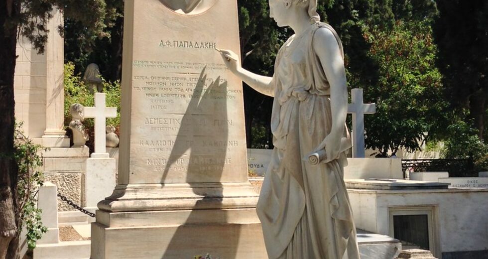 «Άλλ’ αντ’ άλλων» η απάντηση του ΥΠΠΟΑ για το ταφικό μνημείο στο Α’ Νεκροταφείο