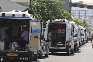 Η Ινδία ασφυκτιά από την έξαρση της πανδημίας