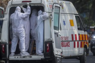 Καλή η διεθνής βοήθεια, αλλά η Ινδία βουλιάζει