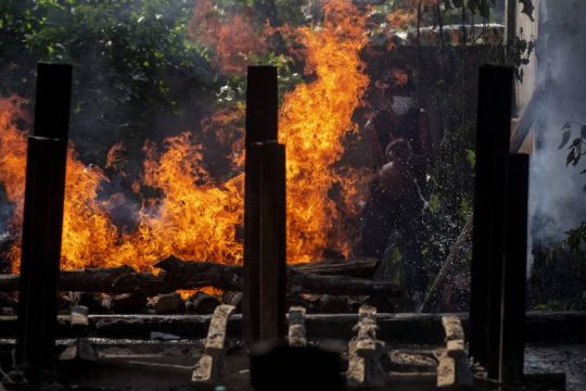 Αυτοσχέδια κρεματόρια για τους νεκρούς του κορονοϊού στην Ινδία