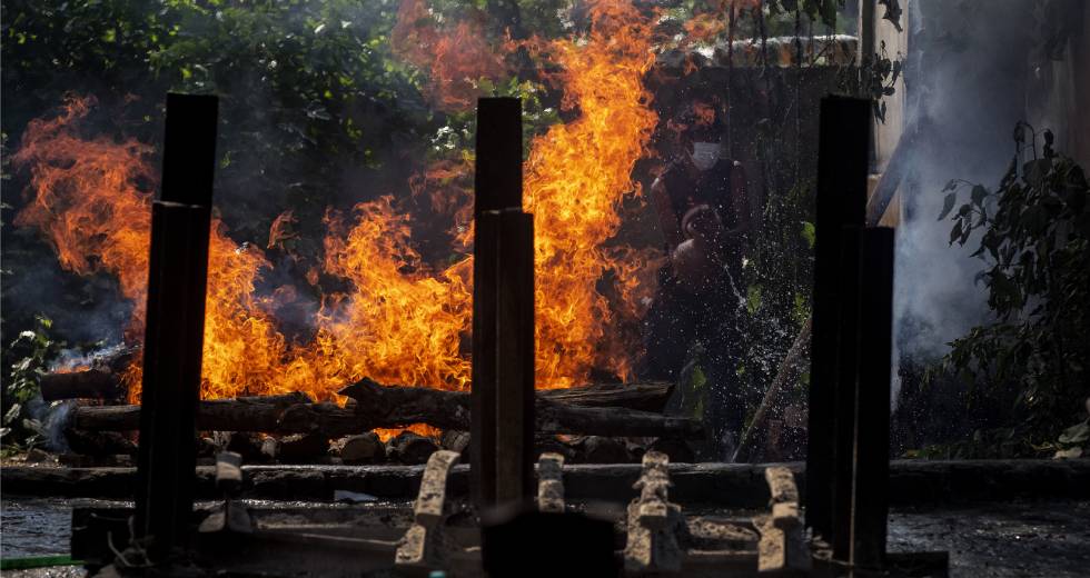 Αυτοσχέδια κρεματόρια για τους νεκρούς του κορονοϊού στην Ινδία