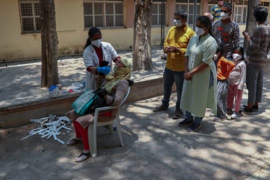 Νέο παγκόσμιο ρεκόρ κρουσμάτων στην Ινδία που αναμένει τη διεθνή βοήθεια