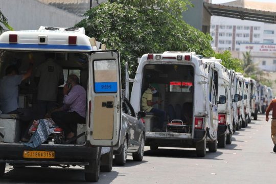 Καταρρίπτει αρνητικά ρεκόρ η Ινδία – Θρηνεί covid ασθενείς κι από άλλες αιτίες