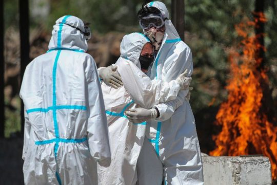 Εκλογές στην Ινδία που «διαλύει» η πανδημία