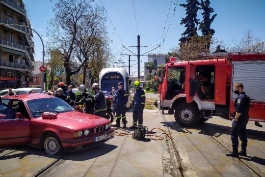 Σύγκρουση ΙΧ με τραμ – Εγκλωβίστηκε ηλικιωμένος