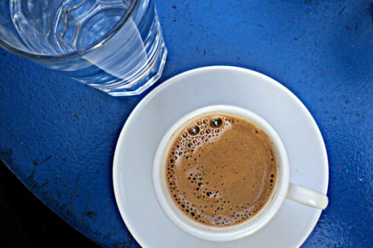 Πρώτη γουλιά του καφέ