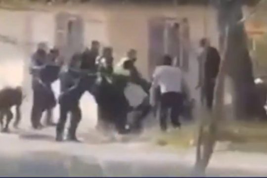 Απίστευτη επίθεση αστυνομικών σε πατέρα και γιο που παρακολουθούσαν αγώνα [Βίντεο]