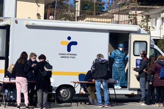 Ξανά πάνω από 3.500 τα κρούσματα, σταθερά ψηλά οι διασωληνωμένοι