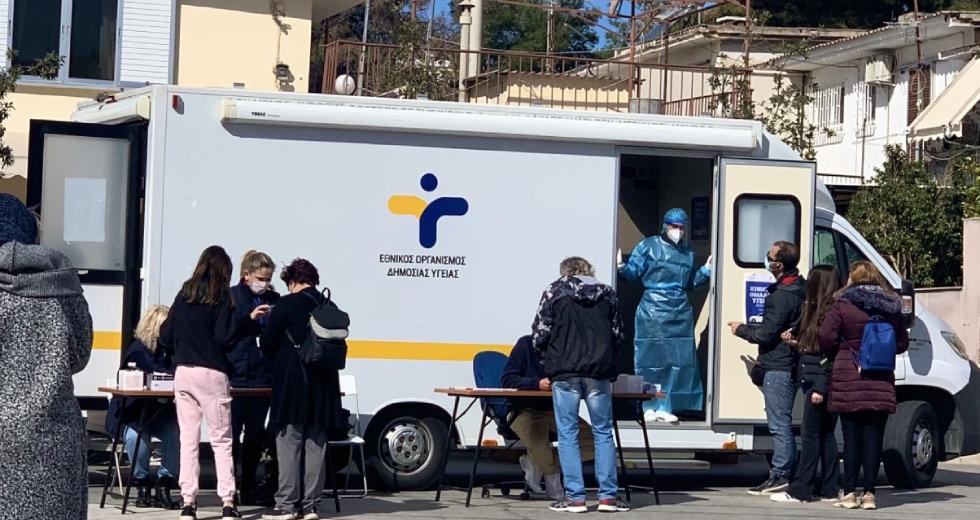 Ξανά πάνω από 3.500 τα κρούσματα, σταθερά ψηλά οι διασωληνωμένοι