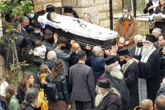 Συνωστισμός δίχως μάσκες σε κηδεία αρχιμανδρίτη στον Αγ. Στέφανο